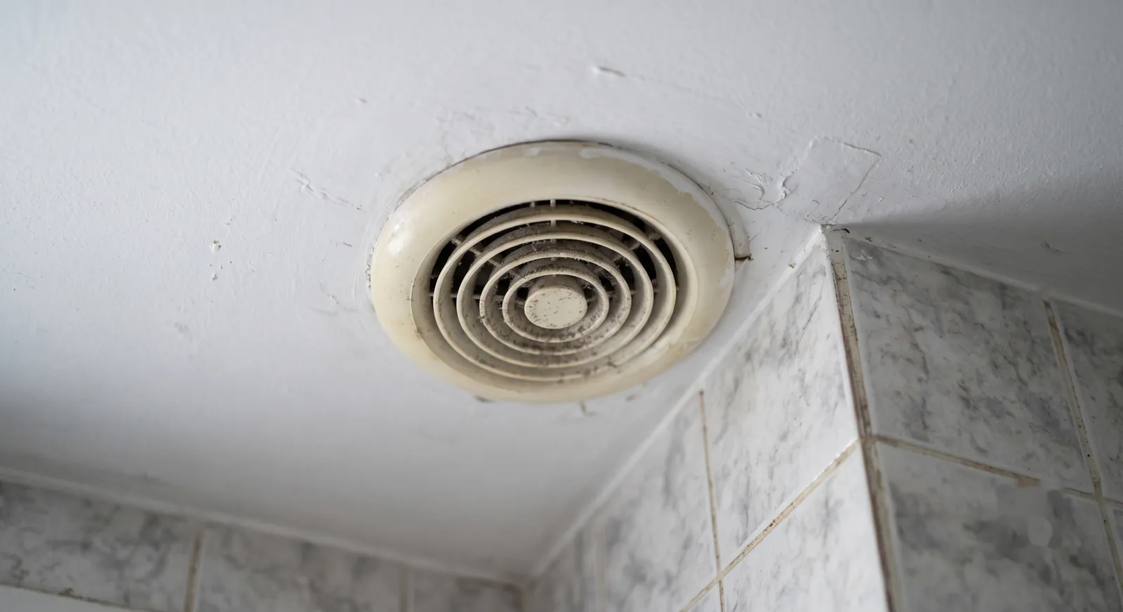 Bouche d'extraction de ventilation mécanique au plafond d'une salle de bain